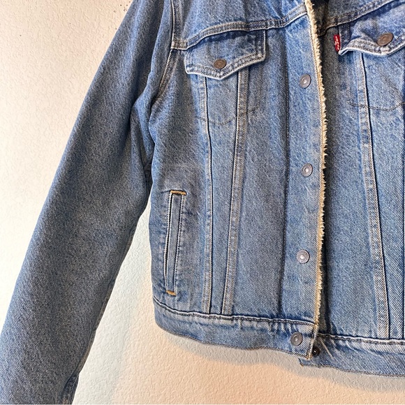 Levi's Light Blue Jean Jacket with Cream Collar - Picture 4 of 7